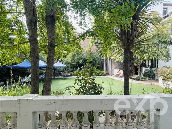 Gran casona patrimonial en arriendo. Gran patio y potencial.