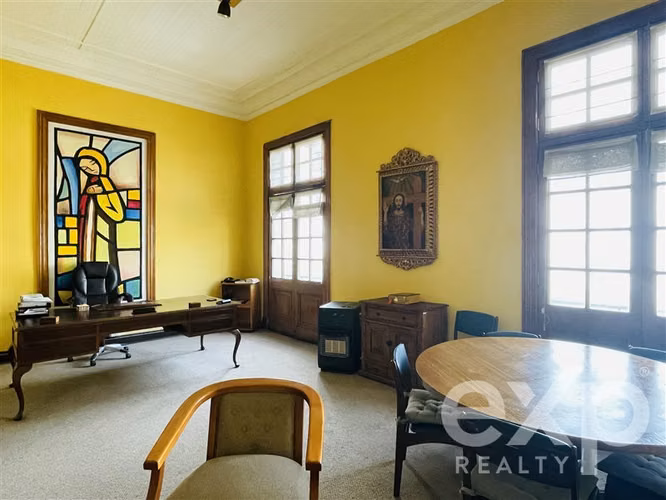 Gran casona patrimonial en arriendo. Gran patio y potencial.