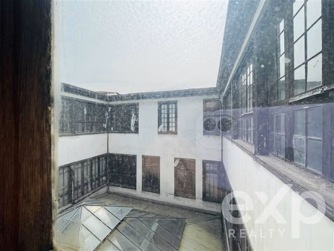 Gran casona patrimonial en arriendo. Gran patio y potencial.