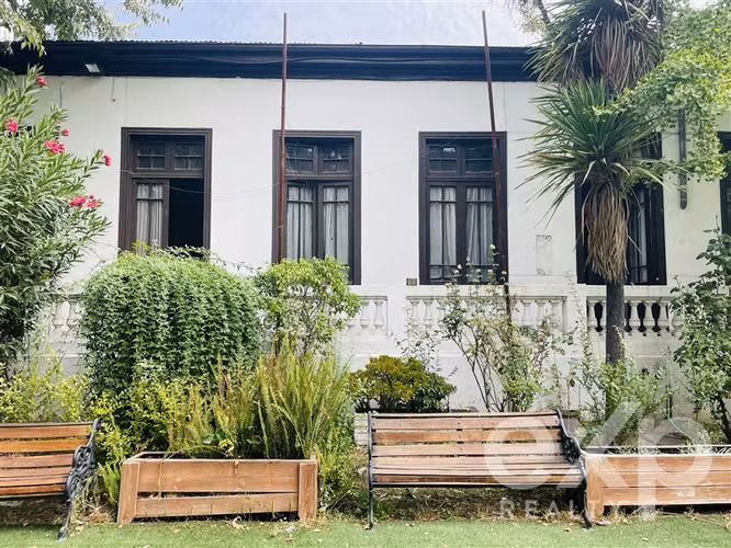 Gran casona patrimonial en arriendo. Gran patio y potencial.