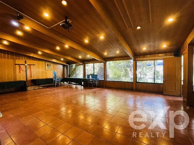 Gran casona patrimonial en arriendo. Gran patio y potencial.