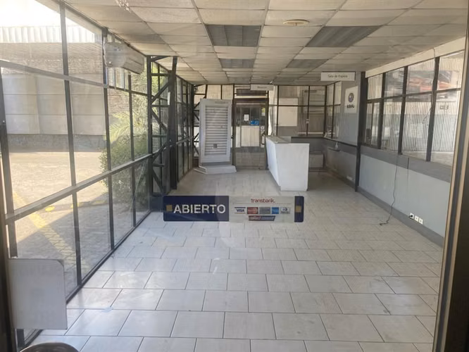 Gran local comercial en arriendo Recoleta, ideal automotora