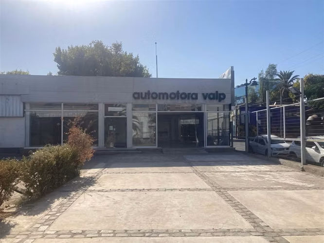 Gran local comercial en arriendo Recoleta, ideal automotora