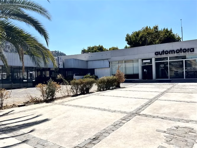 Gran local comercial en arriendo Recoleta, ideal automotora