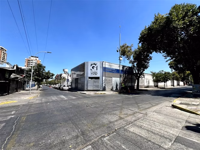 Gran local comercial en arriendo Recoleta, ideal automotora