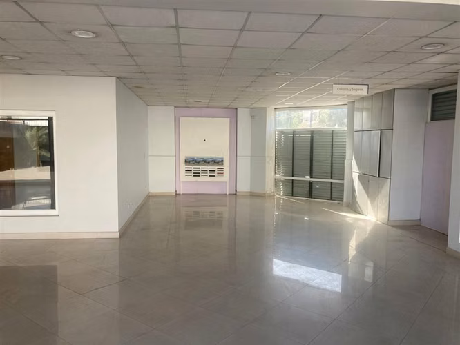 Gran local comercial en arriendo Recoleta, ideal automotora