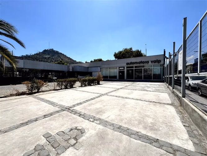 Gran local comercial en arriendo Recoleta, ideal automotora