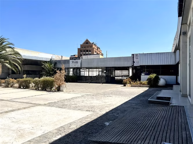 Gran local comercial en arriendo Recoleta, ideal automotora