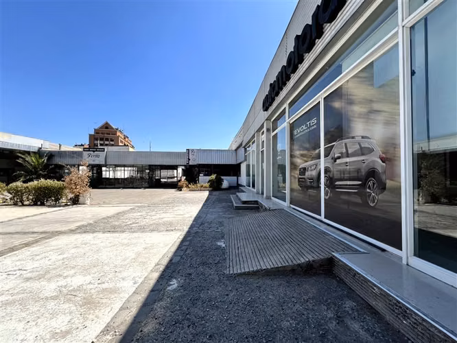 Gran local comercial en arriendo Recoleta, ideal automotora