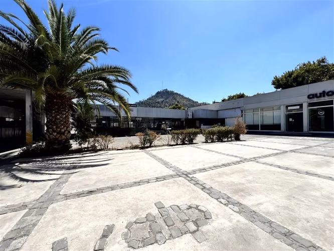 Gran local comercial en arriendo Recoleta, ideal automotora