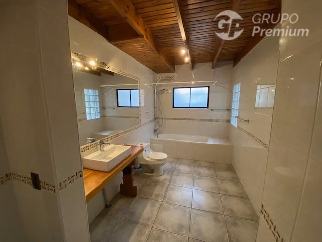 Casa arriendo de 4d 4b 14e hermoso entorno natural Peñaflor