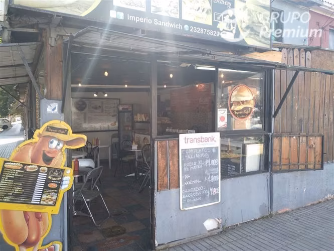 Se Vende Casa con Local en San Joaquín, Imperdible