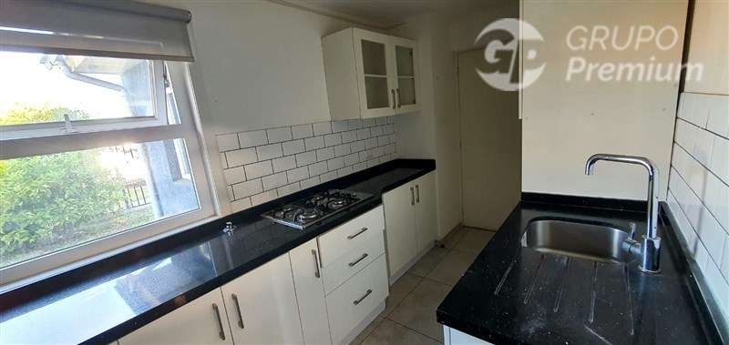 VENDO CASA CASI NUEVA AISLADA, 3D, 2B, 2E, REJA Y PATIO AMPL