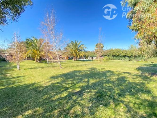 Parcela en venta de 4D 3B piscina cabaña de visitas en Lampa