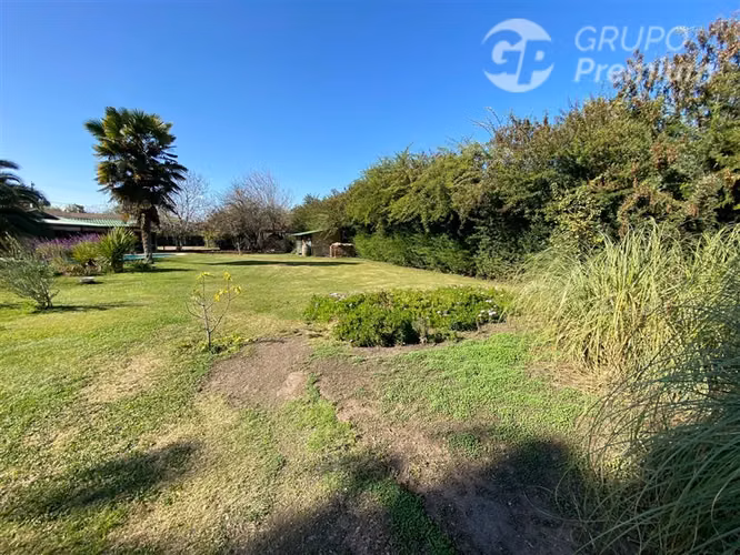 Parcela en venta de 4D 3B piscina cabaña de visitas en Lampa