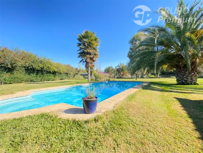 Parcela en venta de 4D 3B piscina cabaña de visitas en Lampa