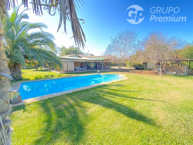 Parcela en venta de 4D 3B piscina cabaña de visitas en Lampa