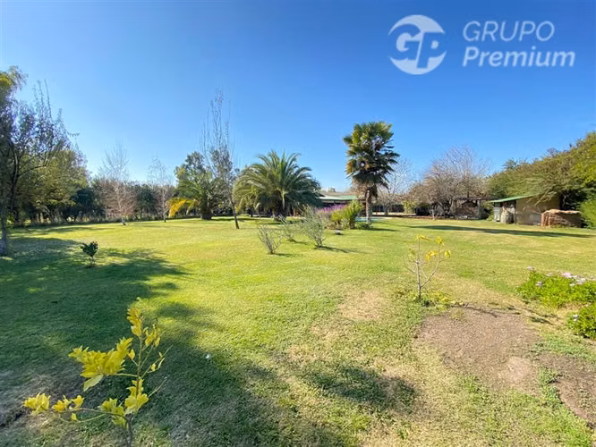 Parcela en venta de 4D 3B piscina cabaña de visitas en Lampa