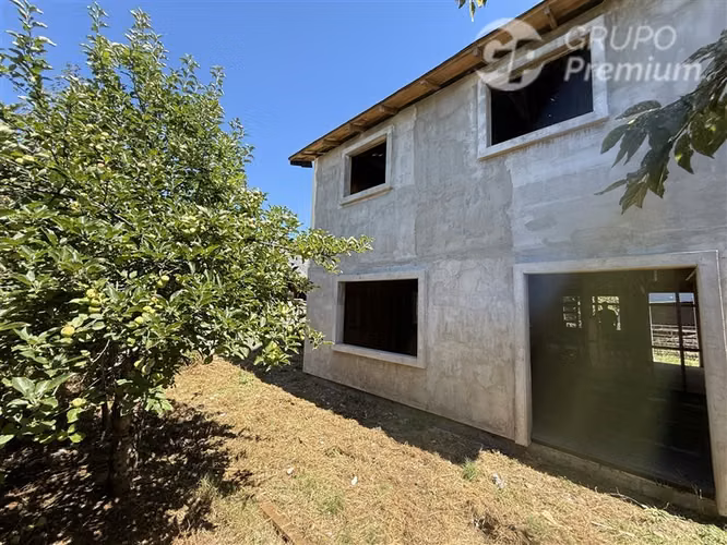 Oficinas + casa nueva en centro de Pitrufquén | 8 privados |