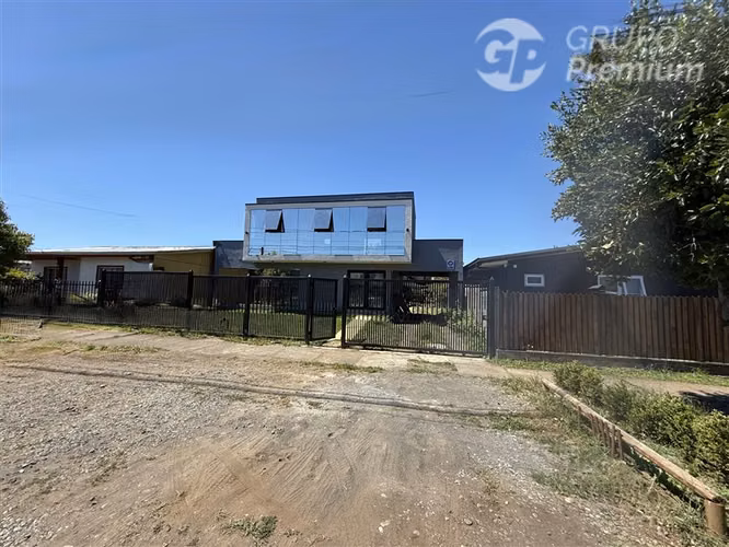 Oficinas + casa nueva en centro de Pitrufquén | 8 privados |