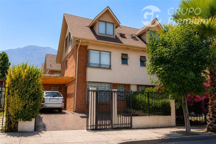 Casa con piscina y mansarda en sector Rojas Magallanes