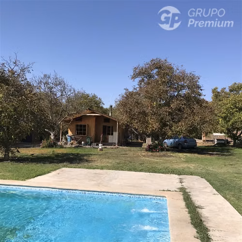 Parcela en venta Peñaflor 5D 3B 20E piscina + cabaña árboles