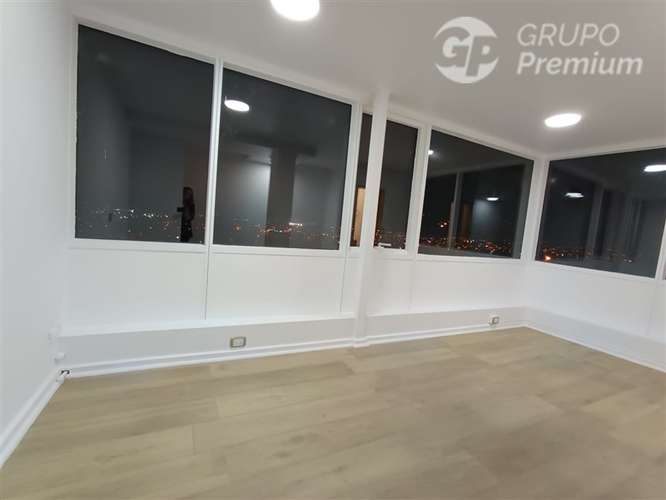 Arriendo oficina top de linea Edif. Atrium 1estacionamiento.
