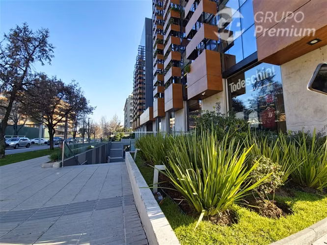 Local Comercial en arriendo en Vitacura 165 M2