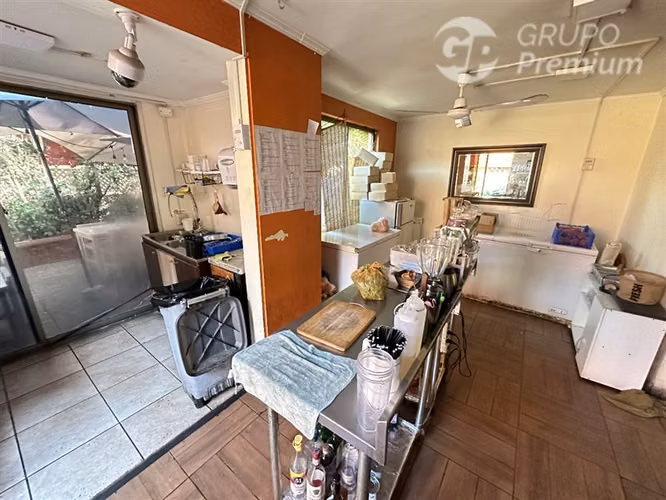 LOCAL COMERCIAL CON RESTAURANTE OPERATIVO Y ALTA VISIBILIDAD