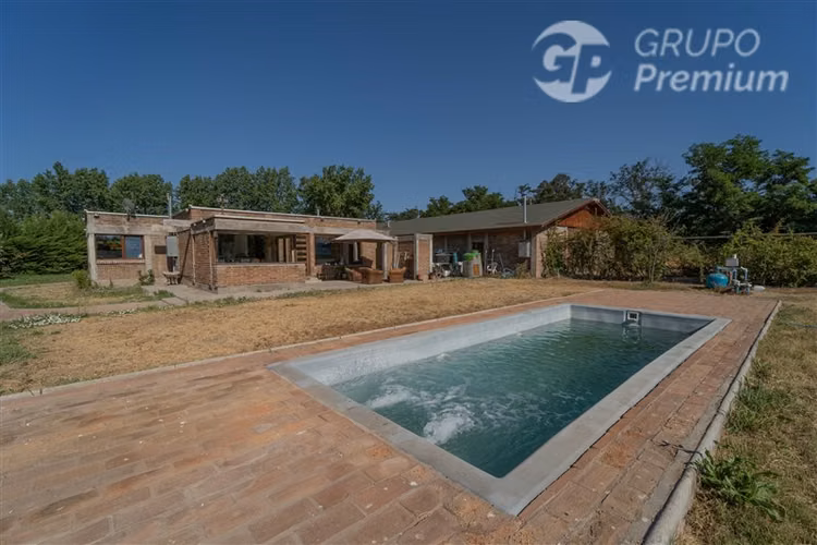 Parcela con piscina en venta Peñaflor 7.333mts2 en avenida