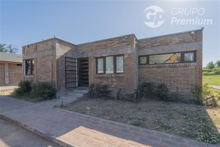 Parcela con piscina en venta Peñaflor 7.333mts2 en avenida