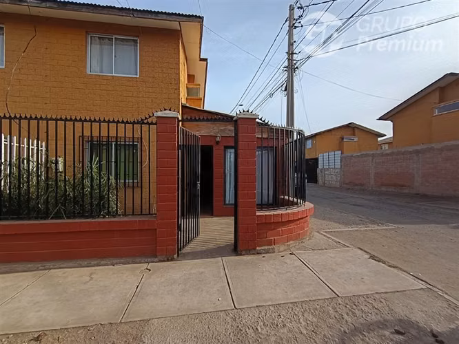 CASA ESQUINERA AMPLIADA Y APTA PARA SUBSIDIO. - Imagen 2