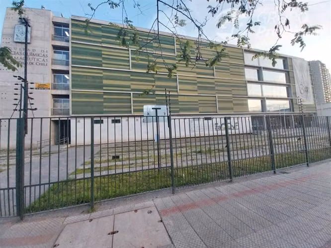 Vende derecho a llave de local a pasos del metro Hospitales