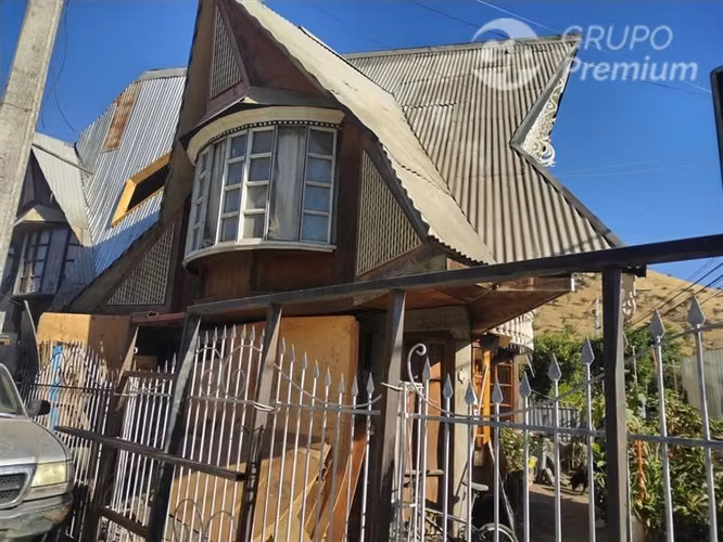 Casa en venta de 6 dorm. en Renca 142 m2 construido
