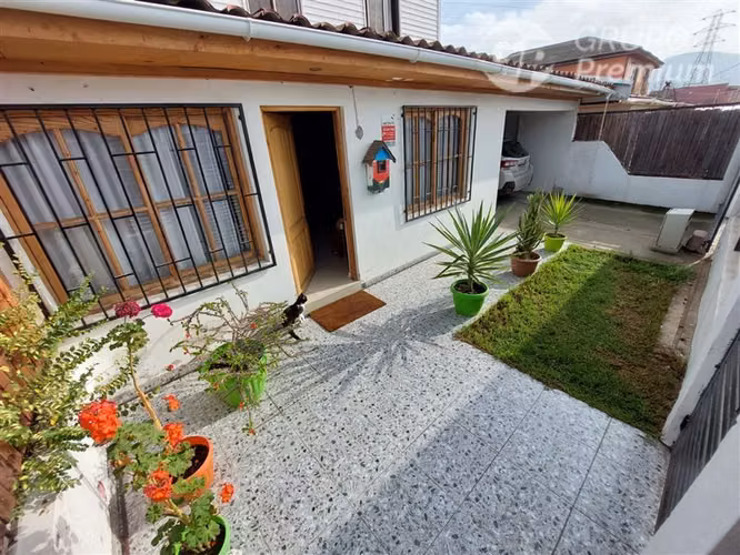 Casa de 2 pisos en venta de 4 dorm 2 baños en Calera
