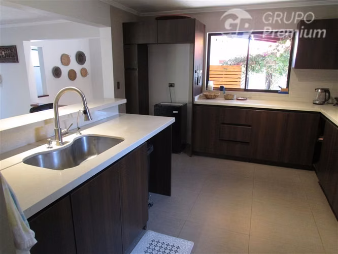 Espectacular Casa con piscina en venta en Quilpué