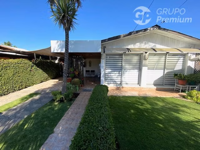 Casa venta 3d 1b 4est. en avenida principal en Peñaflor