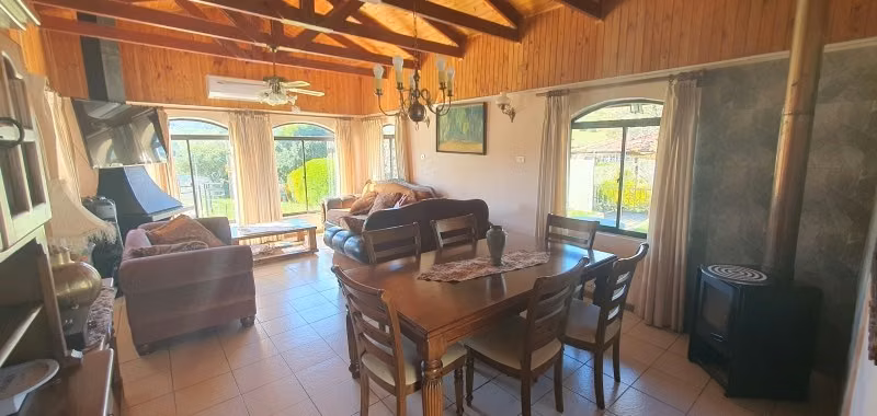 Hermosa Parcela con Casa, Piscinas, Quinchos y 4 Cabañas - Imagen 6