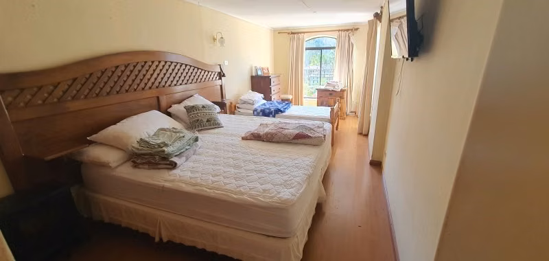 Hermosa Parcela con Casa, Piscinas, Quinchos y 4 Cabañas - Imagen 11