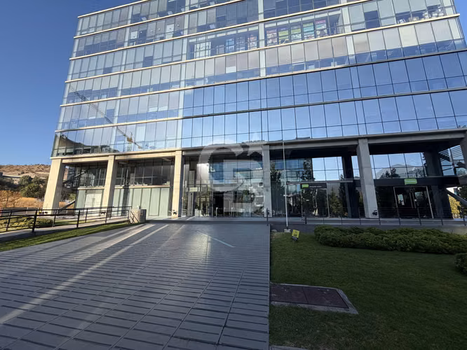 Oficina amplia, iluminada y segura en Huechuraba