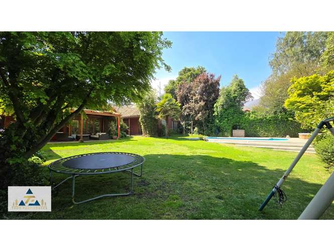 Nuevo Precio! Hermosa casa chilena con espectacular jardín aislado