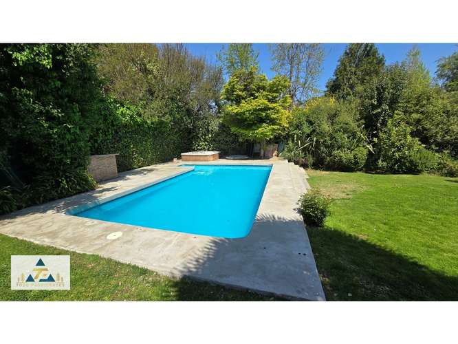 Nuevo Precio! Hermosa casa chilena con espectacular jardín aislado