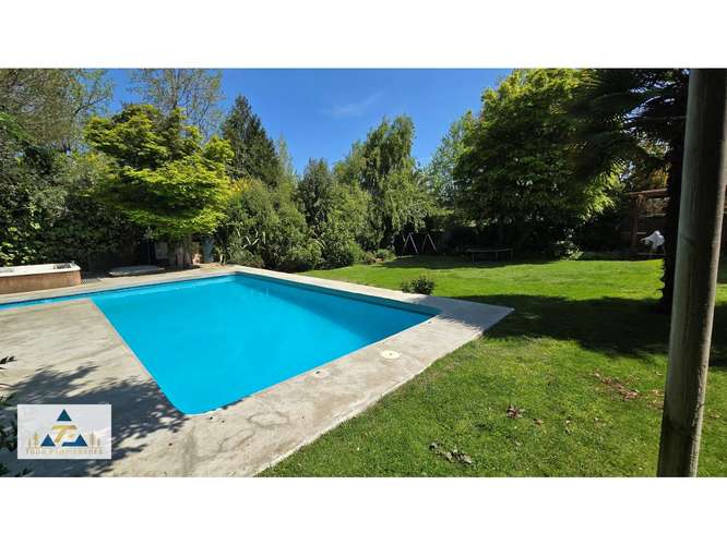 Nuevo Precio! Hermosa casa chilena con espectacular jardín aislado