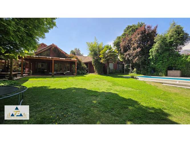 Nuevo Precio! Hermosa casa chilena con espectacular jardín aislado