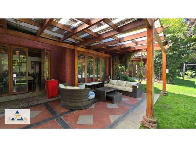 Nuevo Precio! Hermosa casa chilena con espectacular jardín aislado