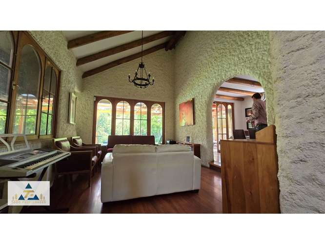 Nuevo Precio! Hermosa casa chilena con espectacular jardín aislado