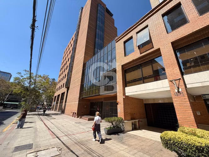 Amplia oficina habilitada en Providencia