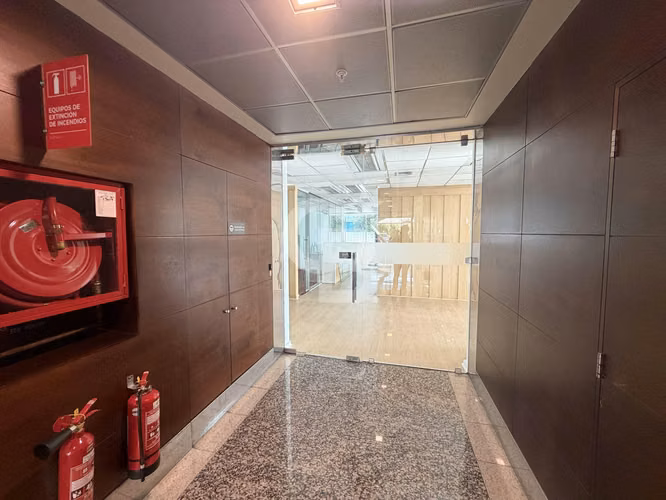 Oficina de 270,3 m2 habilitada en Ciudad Empresarial