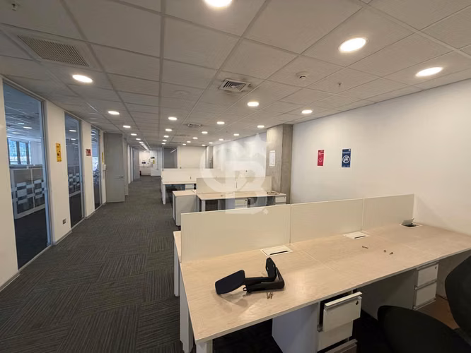 Oficina amplia habilitada con puestos de trabajo