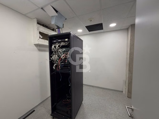 Oficina amplia habilitada con puestos de trabajo
